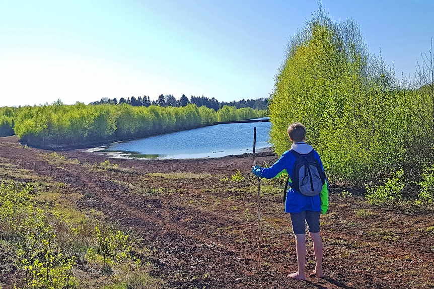 Natur pur - barfuß auf dem Nordpfad Huvenhoopsmoor © Touristikverband LK ROW