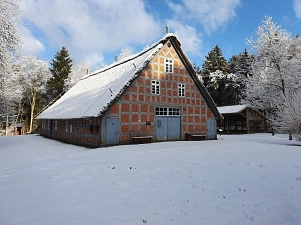 Rauchhaus auf dem Moorhof mit Schnee © Christian Katt